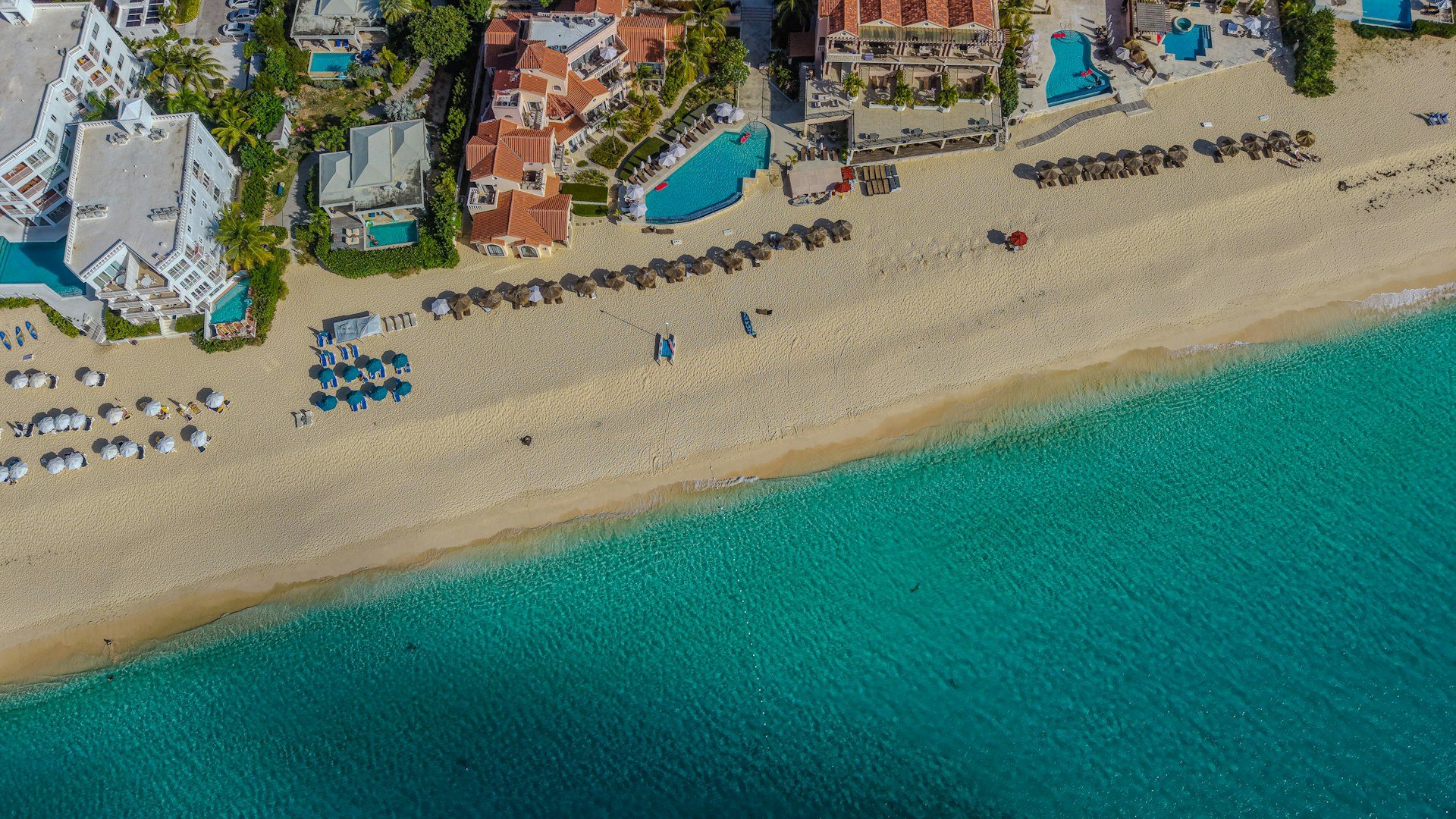 Akdeniz kıyısında turkuaz deniz ve tatil tesisi